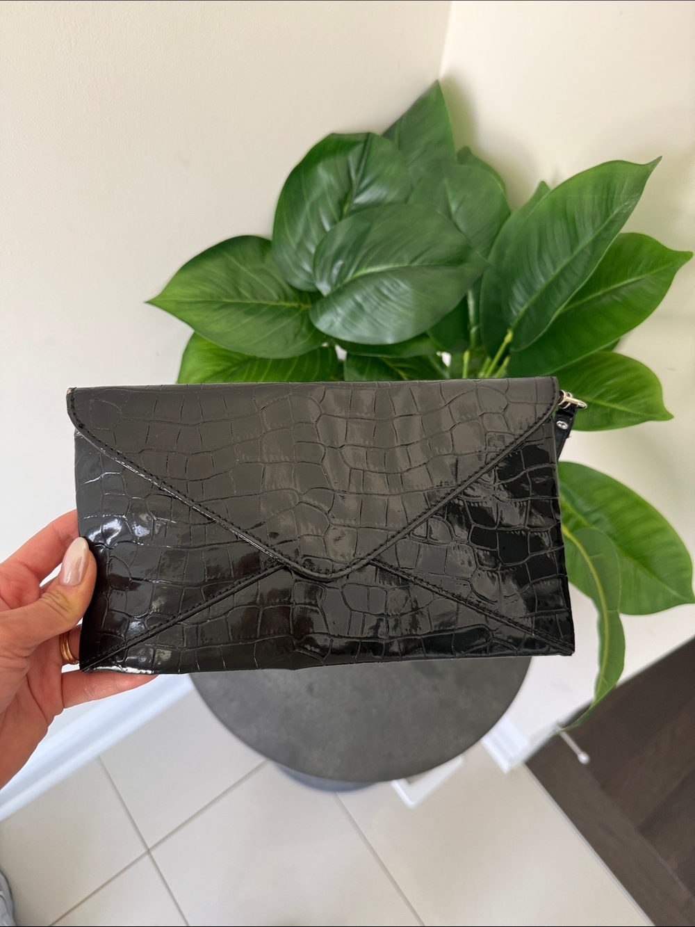 Elegant Black Crocodile-Embossed Men's Clutch - Picture 4 of 4